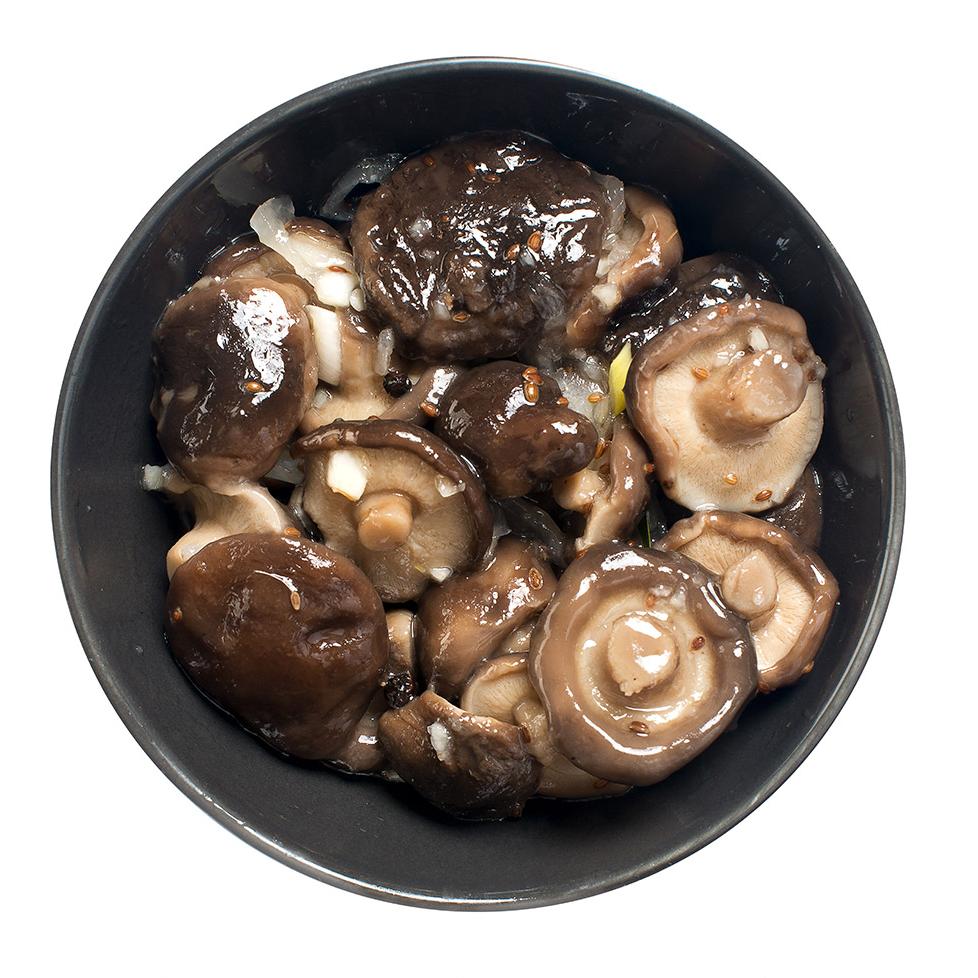 Грибы грузди маринованные с луком и чесноком, «Белоручка»